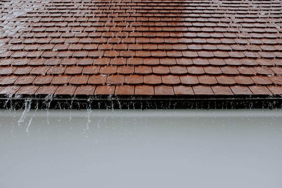 FOTO DIVULGAÇÃO - É possível captar quase 8 mil litros de água de chuva por mês em uma casa, segundo especialista
