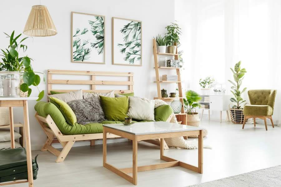 Móveis com materiais alternativos são opção para decorar a casa com economia