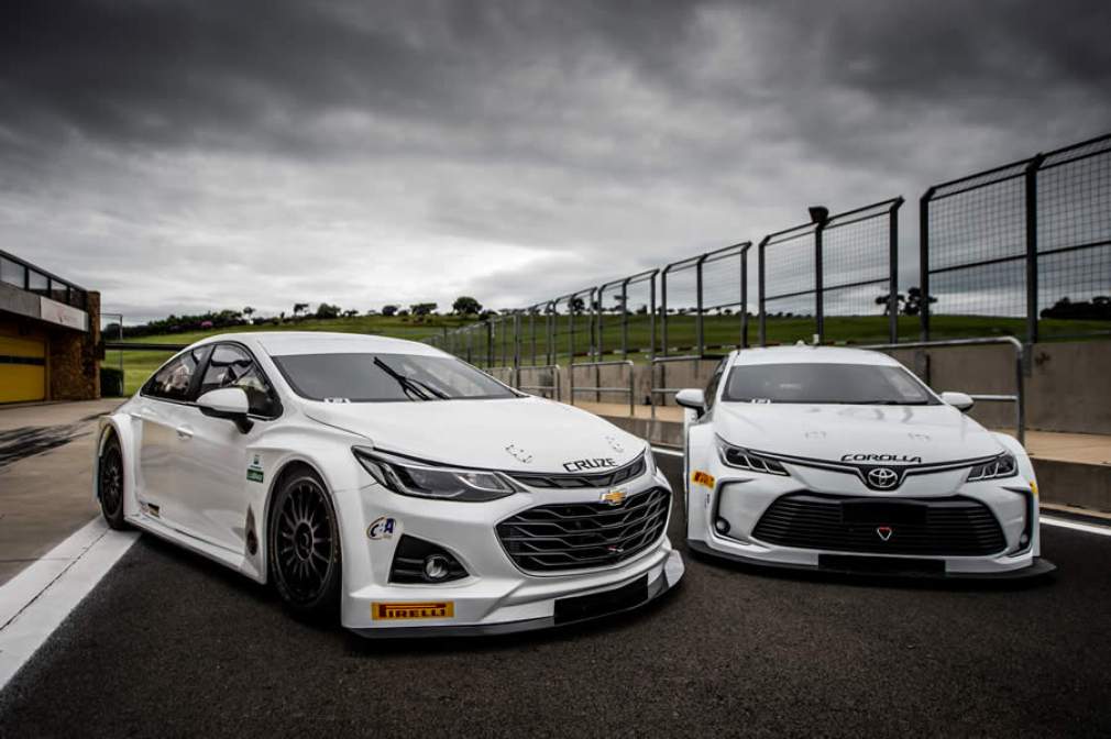   Primeira foto juntos dos dois novos carros da Stock Car em 2020 - (Duda Bairros/Stock Car)
