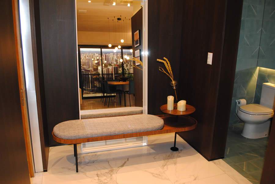 Banco usado como apoio no hall de entrada do apartamento - Divulgação