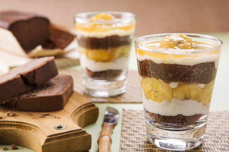 Legenda da Foto: Verrine de Bolo Chocolate com Creme e Banana Caramelizada