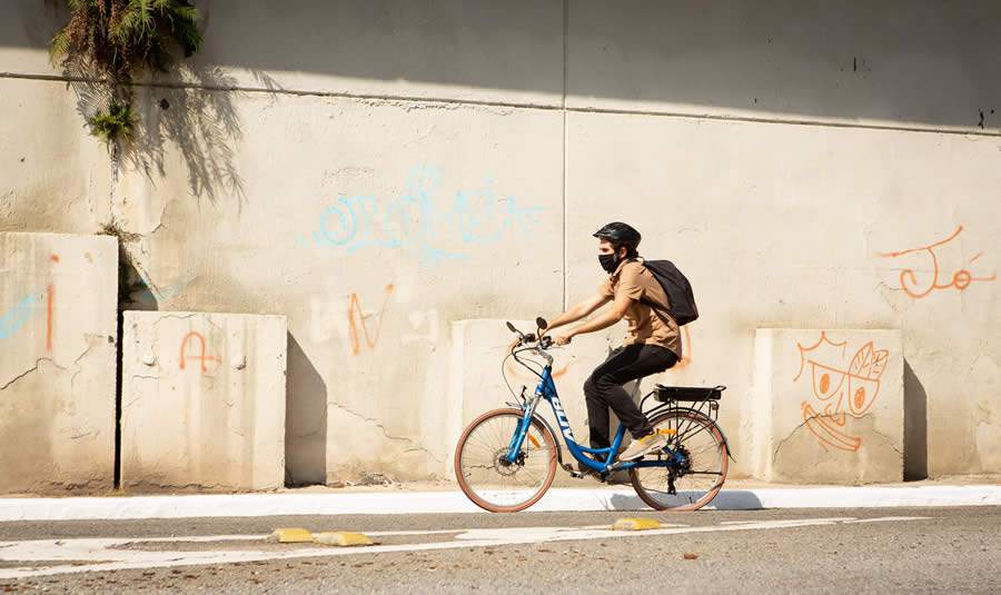 Optar pela bicicleta em detrimento do carro ou transporte público tem sido uma das tendências globais (Crédito: Guanaco Produções/semexe)