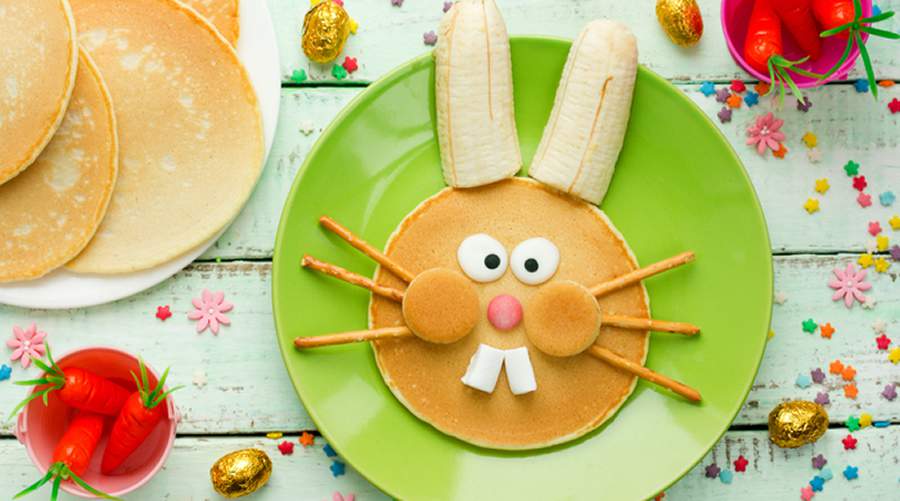 Panquecas de Cenoura com Recheio de Chocolate Cobertas com Lâminas de Amêndoas