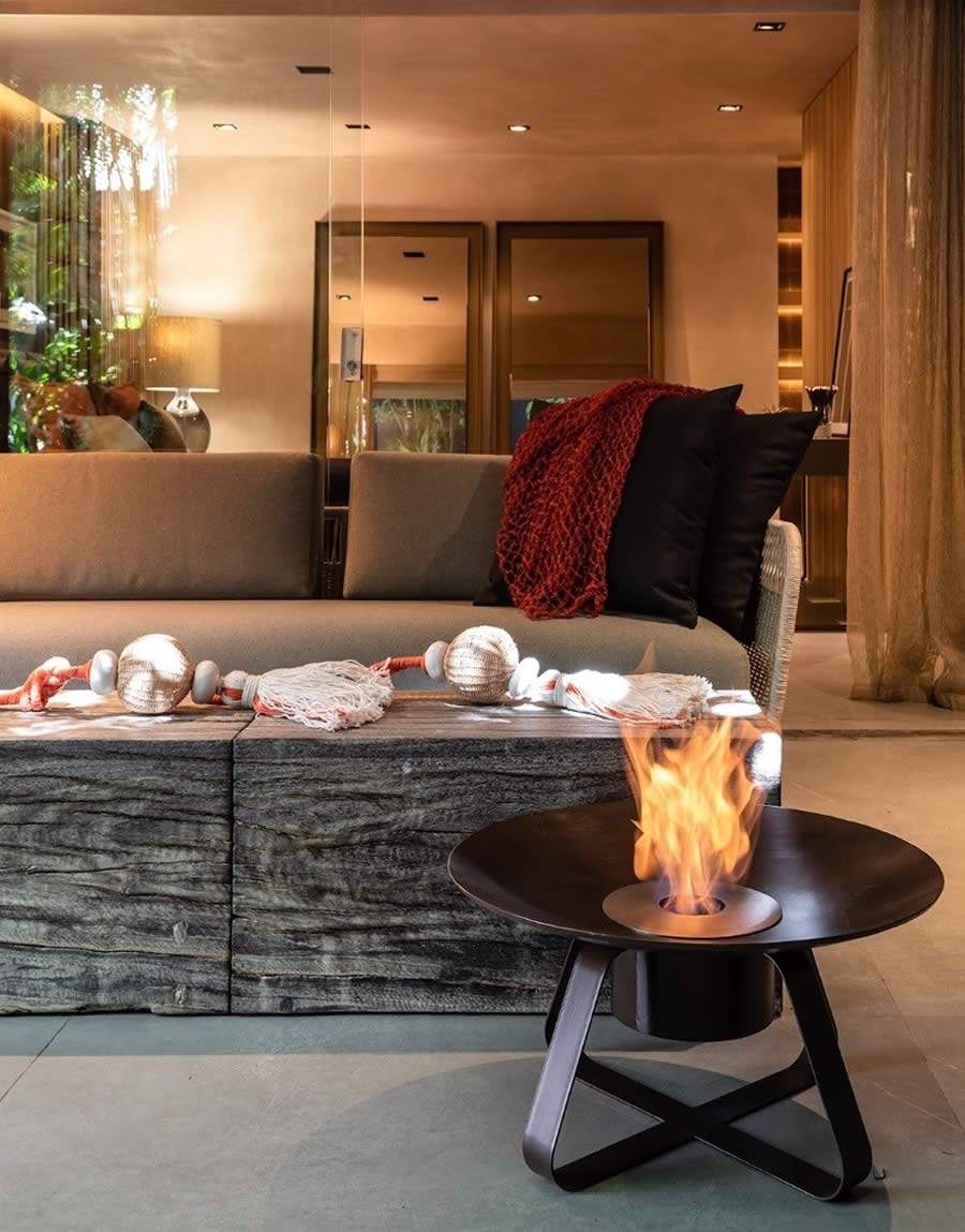 Living assinado por Leo Maia traz lareira ecol&oacute;gica Eco 44, com base em a&ccedil;o tipo corten / Foto: Evelyn M&uuml;ller