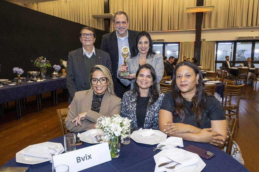 De pé, da esquerda para direita: Edson Calheiros, presidente da BVIX; Adalber Alencar, diretor comercial (BVIX); Valéria Nogueira (sup. comercial da BVIX) e sentadas, da esquerda para direita: Cristiane Fontes, executiva de contas (BVIX); Mary Helen Fernandes, executiva de contas (BVIX) e Polyanna Almeida (Gerente de Operações BVIX) – Foto: Divulgação