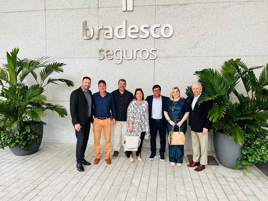 Da esquerda para direita: Saint'Clair Lima, presidente SindSeg RJ/ES; Sergio Carvalhaes de Brito, vice-presidente SindSeg RJ/ES; Marco Aur&eacute;lio Marques, diretor financeiro CCS-RJ; F&aacute;tima Monteiro, presidente do CCS-RJ; Gilmar Pires, vice-presidente SindSeg RJ/ES; Dayse Magesti, diretora administrativa CCS-RJ e Ronaldo Vilela, diretor-executivo do SindSeg RJ/ES &ndash; Foto: Divulga&ccedil;&atilde;o