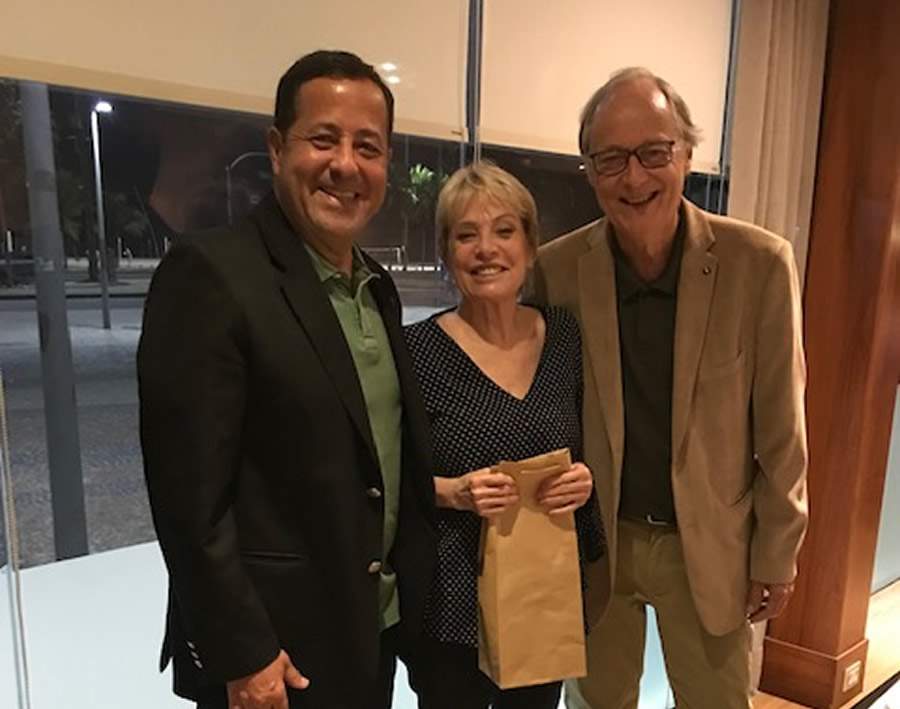 Da esquerda para direita: Marcus Vinicius Martins, Maria da Gl&oacute;ria Faria e o reitor Anselmo Abrantes Fortuna &ndash; Foto: Divulga&ccedil;&atilde;o