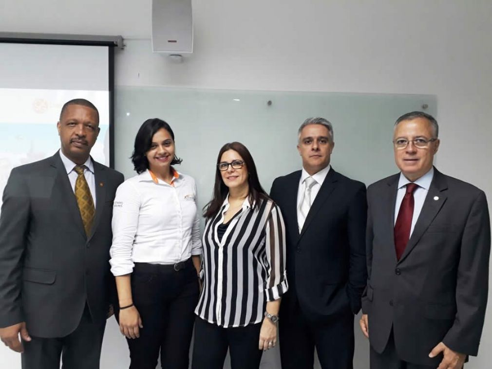 Da esquerda para a direita: o presidente do CVG-RJ, Carlos Ivo Gonçalves, a executiva de contas corretoras da Affinity, Elisandra Morel, a assessora da presidência do CVG-RJ Sonia Marra, o gestor de corretoras da Affinity, Erick Lorga, e o conselheiro do CVG-RJ Marcello Hollanda.