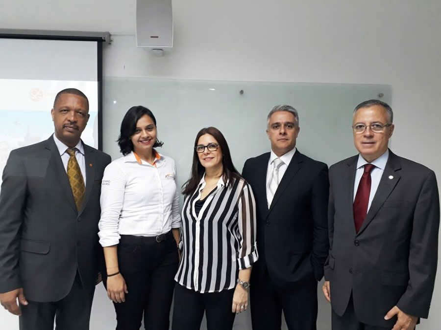 Da esquerda para a direita: o presidente do CVG-RJ, Carlos Ivo Gonçalves, a executiva de contas corretoras da Affinity, Elisandra Morel, a assessora da presidência do CVG-RJ Sonia Marra, o gestor de corretoras da Affinity, Erick Lorga, e o conselheiro do CVG-RJ Marcello Hollanda.