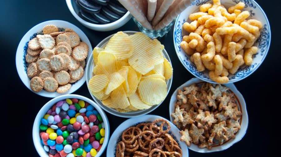 Alimentos hiperpalatáveis: entenda por que é tão difícil parar de comer alguns alimentos