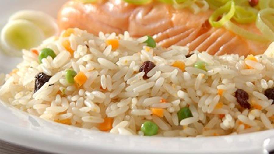 Arroz à grega com papillote de salmão - Divulgação