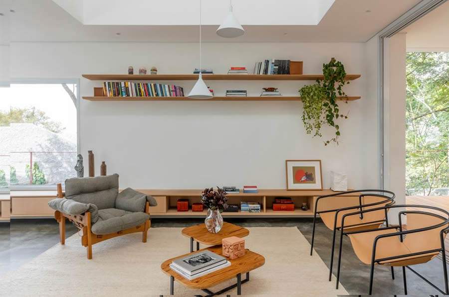 Planejamento, mobili&aacute;rio, ilumina&ccedil;&atilde;o e acabamentos fazem toda a diferen&ccedil;a no ambiente mais acolhedor da resid&ecirc;ncia. Vale tamb&eacute;m apostar em pe&ccedil;as de design nacional, como S&eacute;rgio Rodrigues, Lina Bo Bardi e Alessandra Delgado, apresentados no projeto acima | Projeto Rawi Arquitetura + Design | Foto: Rafael Renzo