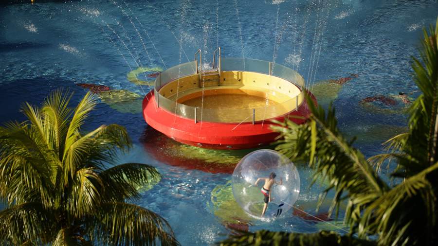 Piscinas com water ball diversão garantida no Recanto Cataratas - (Divulgação)