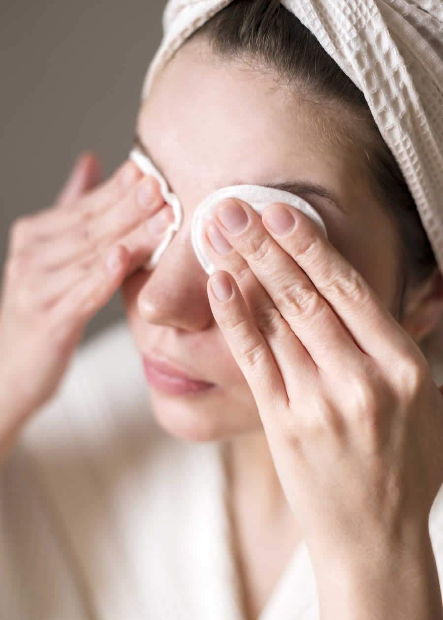 Limpeza das p&aacute;lpebras - Freepik