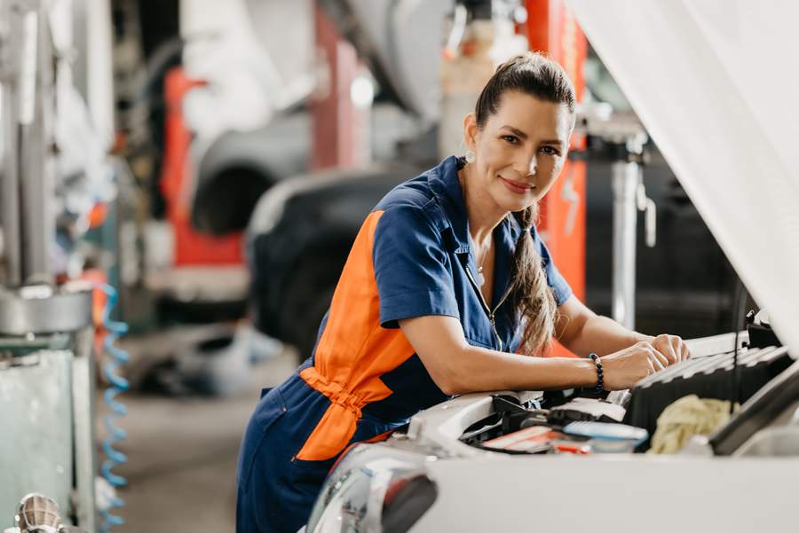  Luciana Felix, fundadora da Na Oficina, uma oficina mecânica especializada no atendimento ao público feminino - Divulgação/Luciana Felix