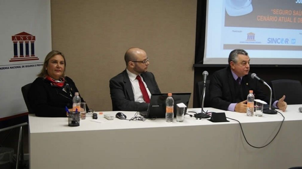 Da esquerda para a direita: Acadêmica Magali Zeller, Bruno Santos especialista em regulação da FenaSaúde e Ariovaldo Lima, Coordenador da Comissão Técnica de Seguro Saúde do Sincor-SP