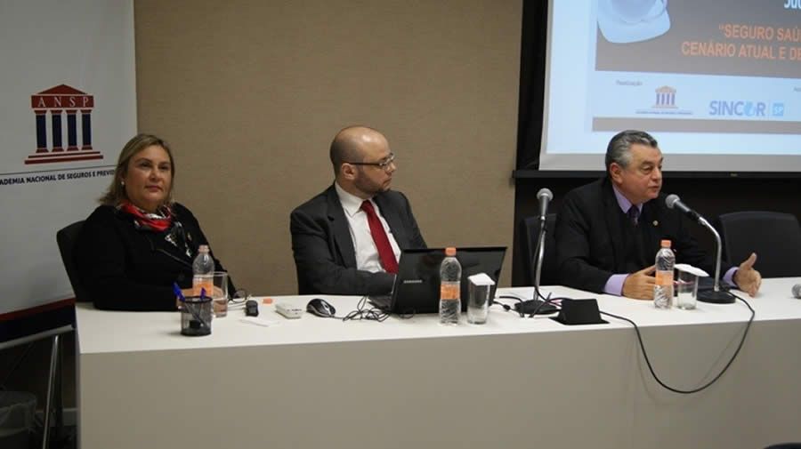 Da esquerda para a direita: Acadêmica Magali Zeller, Bruno Santos especialista em regulação da FenaSaúde e Ariovaldo Lima, Coordenador da Comissão Técnica de Seguro Saúde do Sincor-SP