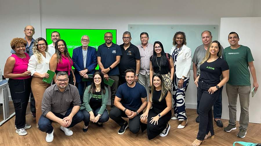 A presidente do CVG-RJ, Sonia Marra, a equipe AZOS e corretores que participaram do treinamento- Foto: Divulgação