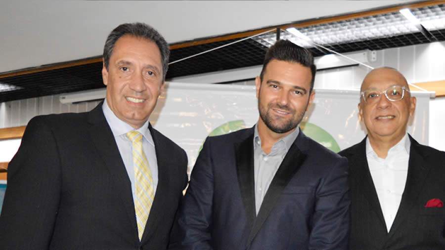 Da esquerda pára direita David Novloski (Diretor Comercial - Sudamerica), Luciano Fracaro ( Presidente - Sudamerica ) e Fausto Dórea ( Presidente do Clube dos Seguradores da Bahia)