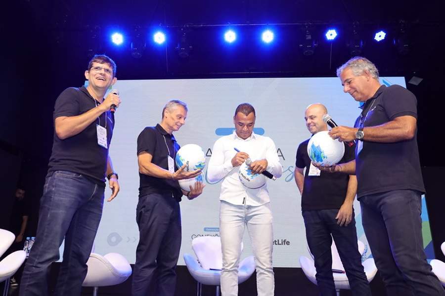 MetLife chama Cafu e come&ccedil;a 2024 com o p&eacute; direito e de olho no futuro