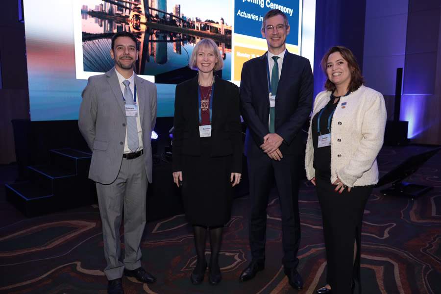  Da esquerda para a direita:o presidente do IBA, Giancarlo Germany, a presidente do IAA, Bozenna Hintom, o CEO da Caixa Vida e Previdência, Benjamin Sacksteder, e a diretora institucional do IBA, Raquel Marimon Crédito: Tiago Nana