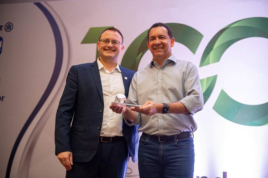 Presidente Jo&atilde;o Amato homenageia Dyogo Oliveira, presidente da CNseg