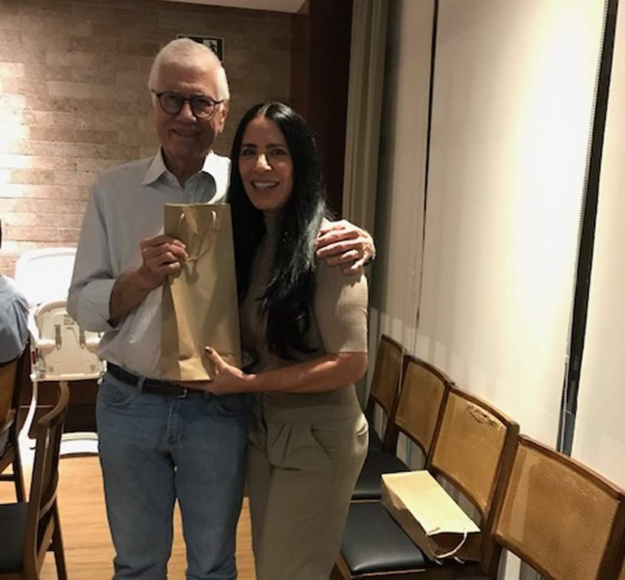 No jantar de junho, os aniversariantes, a exemplo do ex-reitor, Oswaldo M&aacute;rio, que aprovou o ingresso das mulheres ao Clube da Bolinha-RJ, recebe o brinde de Liliane Guimar&atilde;es Mello &ndash; Foto: Divulga&ccedil;&atilde;o