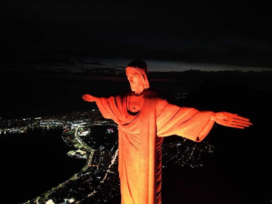 Cristo Redentor &eacute; iluminado em Laranja para homenagear 128 anos da SulAm&eacute;rica
