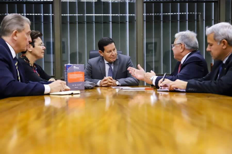 Presidente da Confedera&ccedil;&atilde;o das Seguradoras (CNseg), Marcio Coriolano, em encontro com o vice-presidente da Rep&uacute;blica, Hamilton Mour&atilde;o, na &uacute;ltima segunda-feira, dia 29.