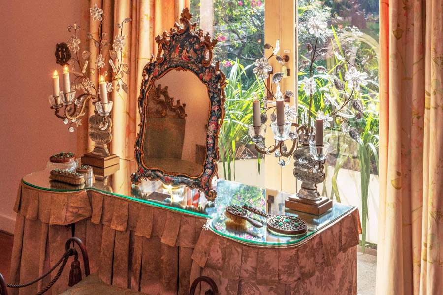 Detalhes de conjunto de objetos na penteadeira no quarto principal da casa museu revelam o gosto refinado da colecionadora Ema Klabin. Foto: Nelson Kon/ Arquivo Casa Museu Ema Klabin