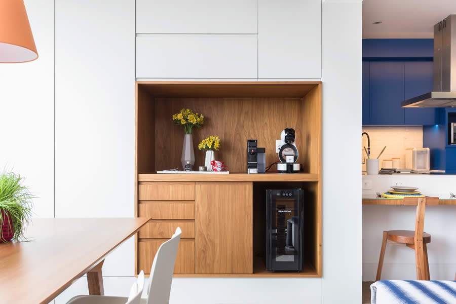 Pr&oacute;ximo da sala de jantar e da cozinha, o nicho sob medida na marcenaria permitiu a cria&ccedil;&atilde;o do cantinho do caf&eacute; neste apartamento do assinado pelo Studio Tan-Gram | Foto: Est&uacute;dio S&atilde;o Paulo