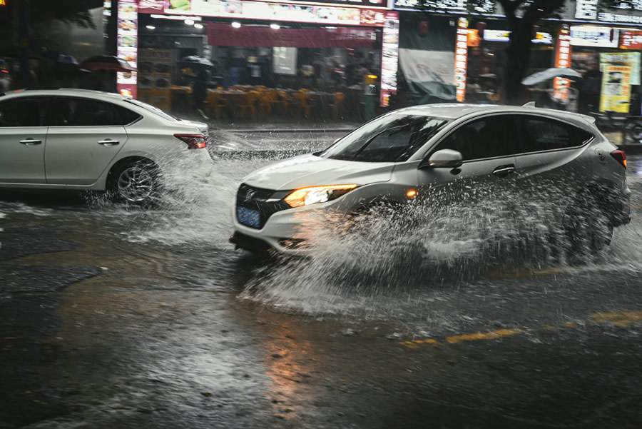  De acordo com a Defesa Civil de S&atilde;o Paulo, 15 cent&iacute;metros de l&acirc;mina de &aacute;gua j&aacute; s&atilde;o suficientes para carregar um carro - Unsplash