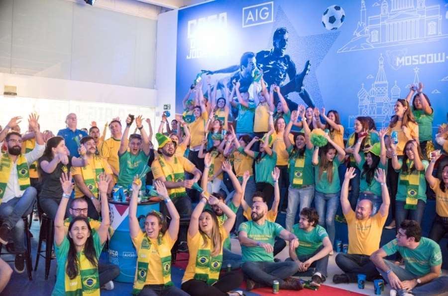 Na CASA AIG, torcedores vivem a emoção de vibrar pelo Brasil como se estivessem na Rússia