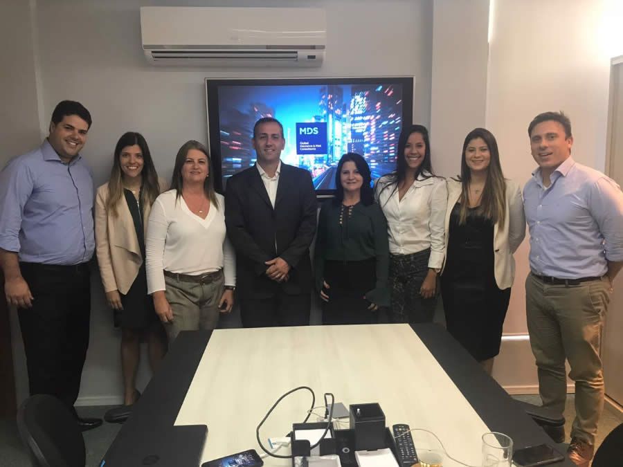 Executivos da MDS Brasil (Thiago Trist&atilde;o, Beatriz Cabral e Andr&eacute; Tostes) e representantes da HC Seguros