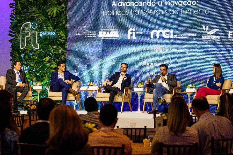 Da esquerda para a direita: Feliciano Aldaz&aacute;bal (FI Group), Jos&eacute; Menezes (Embrapii), William Rospendowski (FINEP), Renato Cruz (Moderador), Debora Carvalho (MEI-CNI)