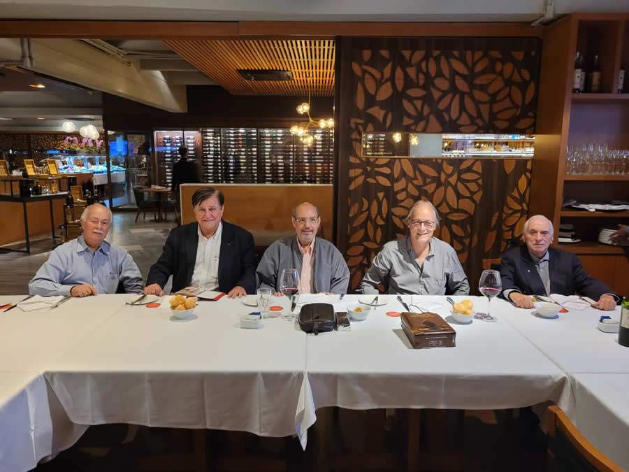 Da esquerda para direita: Jorge Carvalho, atual secret&aacute;rio; Gilberto Villela, tesoureiro; Neival Freitas, ex-reitor; Anselmo Fortuna, atual reitor eleito; e Nilo Moraes, decano dos Bolinhas &ndash; Foto: Divulga&ccedil;&atilde;o