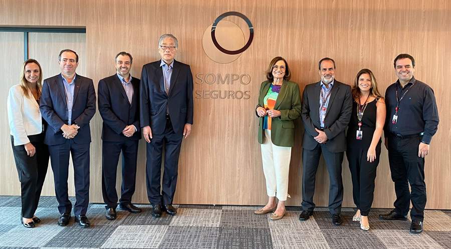 Representantes da Sompo Seguros e ENS assinam parceria in&eacute;dita por meio da qual o corpo docente da institui&ccedil;&atilde;o vai desenvolver treinamentos exclusivos voltados aos colaboradores da seguradora (da esquerda para direita)