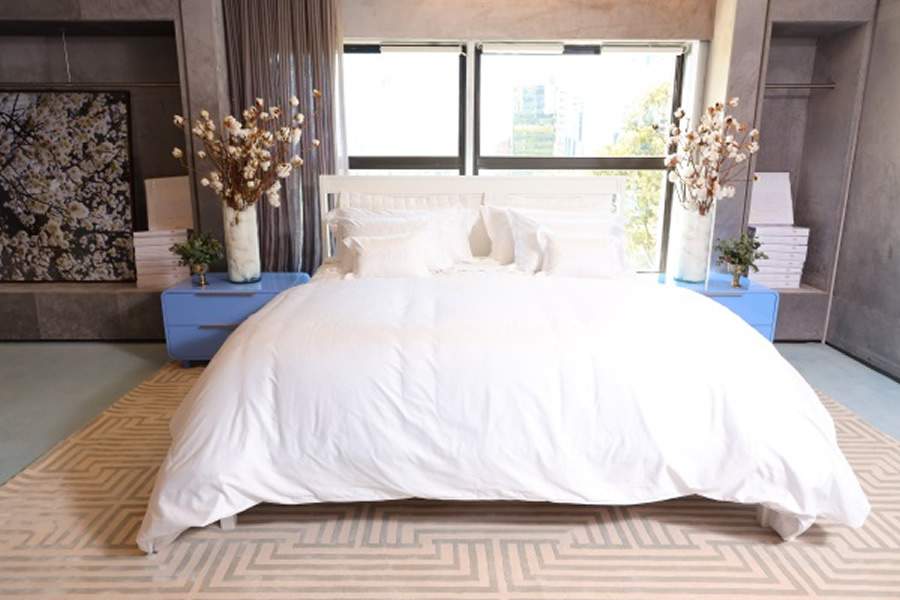 Um dos requisitos b&aacute;sicos para escolher um edredom ideal para o outono &eacute; observar as fibras do produto. Com 600 fios de cobertura, os produtos de enxoval da Charada Conceito proporcionam maciez, conforto e prote&ccedil;&atilde;o para os momentos de descanso. l Foto: Conradis