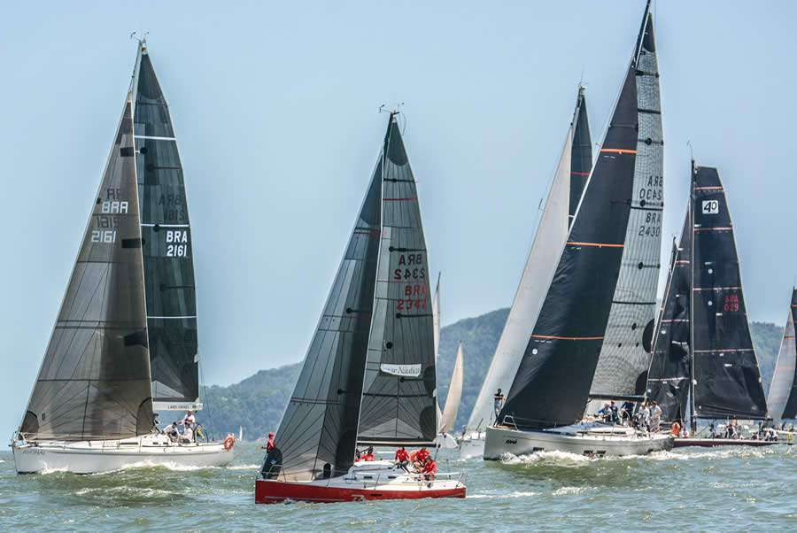 barco vermelho Bravo