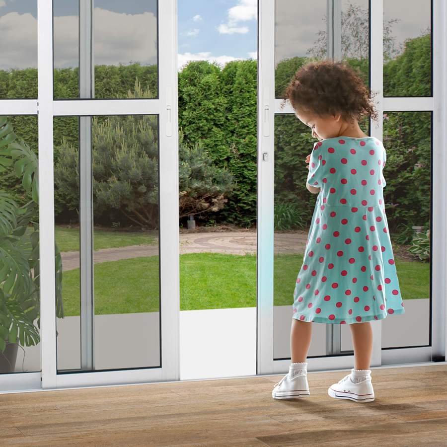 Cuidados com as crian&ccedil;as quando se apoiam nas janelas