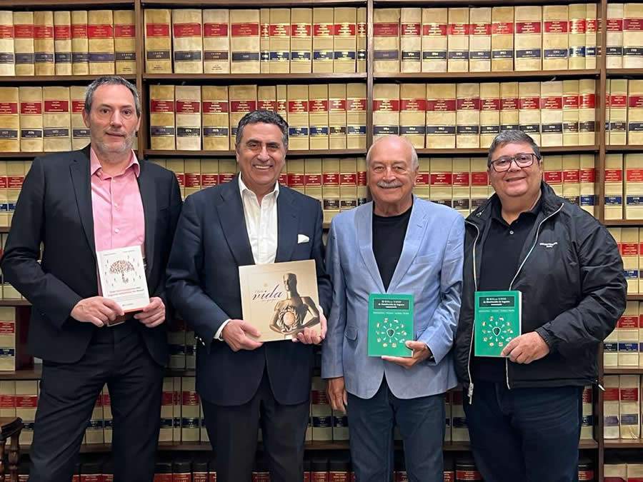 Da esquerda para direita: Cesar Garcia, delegado da Apromes; Javier Garcia Bernal, presidente da Apromes; Enio Miraglia, vice-presidente do CVG-RJ e Edson Calheiros, diretor de Ensino do CVG-RJ &ndash; Foto: Divulga&ccedil;&atilde;o