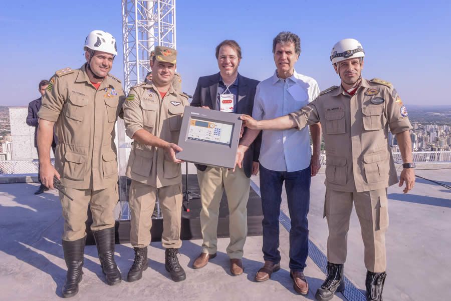 Legenda da Foto: Incorporadores Jo&atilde;o Artur Rassi e Frank Guimar&atilde;es Vaz de Campos entregaram o kit de seguran&ccedil;a aos dirigentes do Corpo de Bombeiros Militar do Estado de Goi&aacute;s