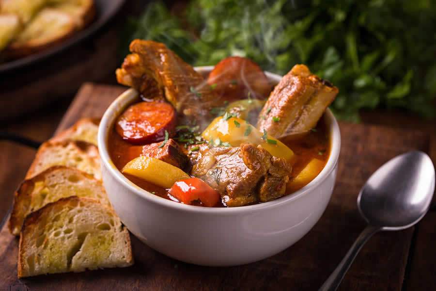  A receita que mais chamou atenção foi a Caldeirada Suína, por unir um prato tradicional a novos ingredientes - Créditos: Guto Souza