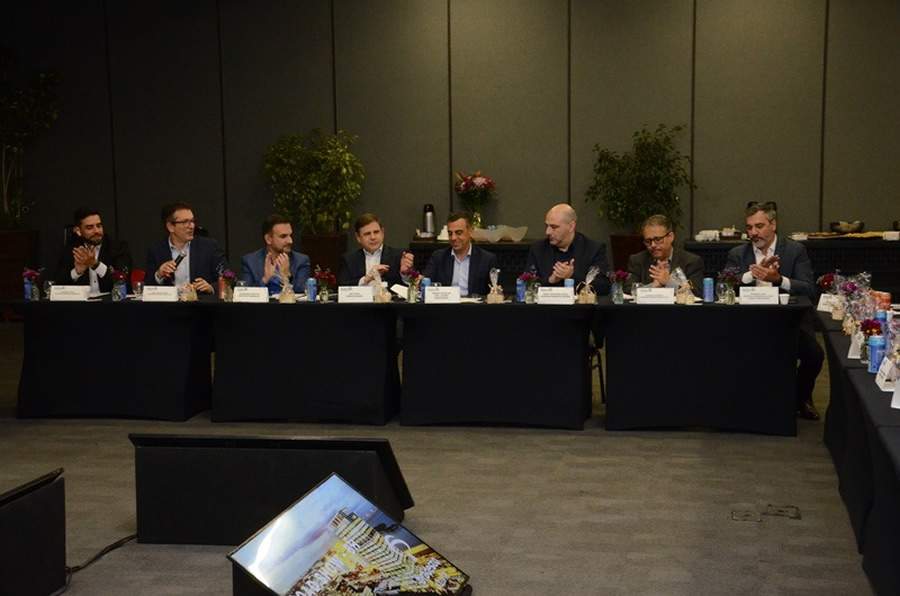 Da esquerda para a direita: Emanuel Nascimento, Superintendente Regional RJ/MG/ES; Luiz Carlos Gomes, Superintendente Executivo Regional Sudeste; Leonardo Freitas, Diretor Comercial; Ney Dias, Diretor-Presidente; Sergio Marcos, CEO da Europ Assistance; F&aacute;bio Frasson, Superintendente da &aacute;rea de Intelig&ecirc;ncia e Assist&ecirc;ncia Operacional; Eduardo Menezes, Superintendente Executivo de Produto Auto; e Rog&eacute;rio Luiz Guandalini, Diretor Comercial e de Marketing da Europ Assistance