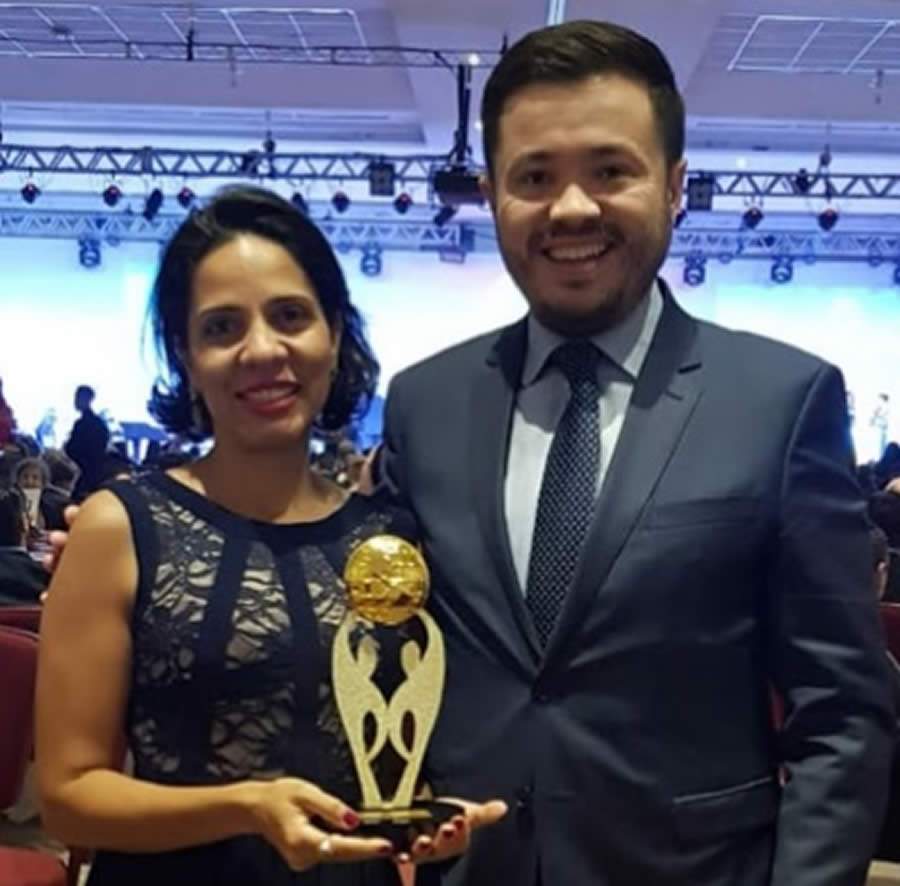 Adriana Lins e Juliano Tomazela, da SulAmérica, durante premiação
