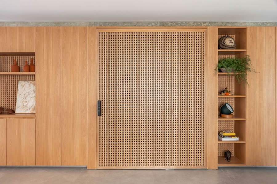 O apartamento Muxarabi beneficia-se da ventilação cruzada na área social. O elemento vazado contribui com a troca do ar, que é feito também pelas janelas | Projeto do escritório Rawi Arquitetura + Design | Foto: Rafael Renzo