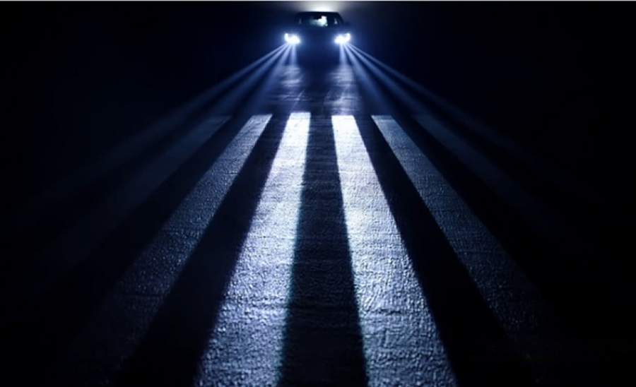 Farol projeta uma faixa de pedestres virtual no solo, para permitir &agrave;s pessoas atravessar em seguran&ccedil;a - Divulga&ccedil;&atilde;o