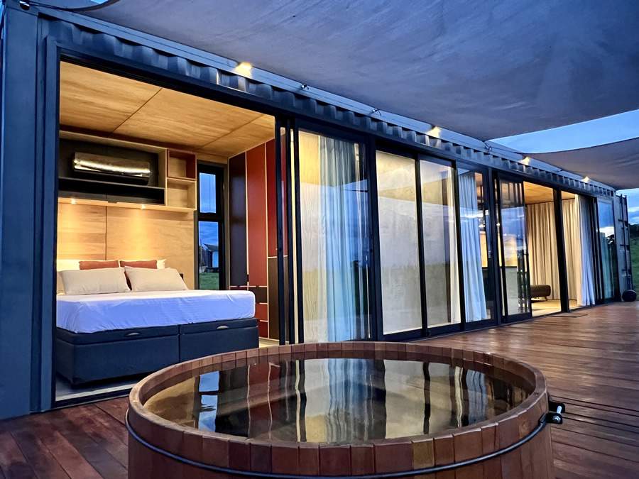 A Summer Glass Home possui paredes frontais e laterais cristalinas que garantem uma vista privilegiada das montanhas - @ShambalaPiri