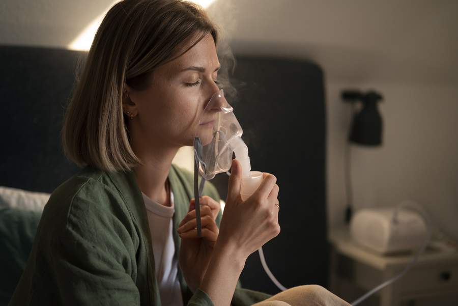 Para crianças e quem usa muito a voz para trabalhar é bom usar nebulizador portátil neste período mais seco, pois umidifica tanto as cordas vocais quanto as vias aéreas - Freepik