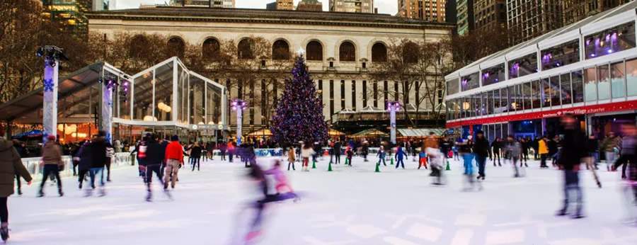 A tradicional pista de patinação no adorável Bryant Park, no coração de Manhattan (Crédito: Brittany Petronella)